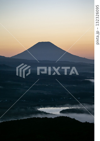 羊蹄山の朝焼けと雲海 132326095