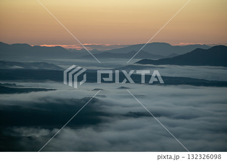 羊蹄山の朝焼けと雲海 132326098