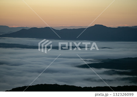 羊蹄山の朝焼けと雲海 132326099