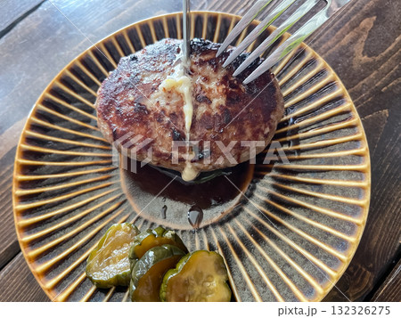 チーズハンバーグ。カットした断面からチーズがとろけ出るハンバーグ。 チーズハンバーグ。カットした断面からチーズがとろけ出るハンバーグ。 132326275