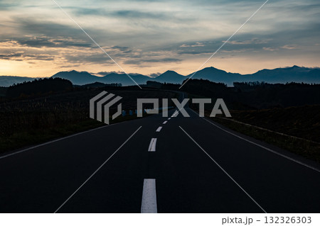 朝焼けの道 132326303