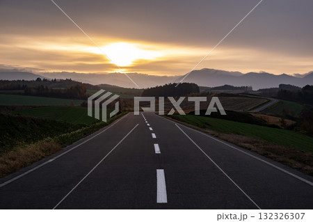 朝焼けの道 132326307