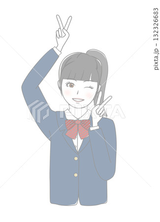 ピースサインをする女の子 132326683