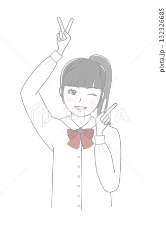 ピースサインをする女の子 132326685