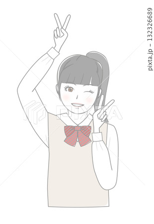 ピースサインをする女の子 132326689