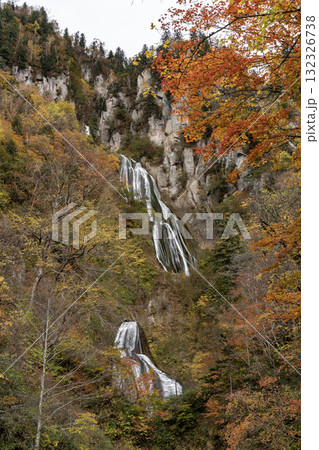 紅葉と絶景の滝 紅葉と絶景の滝 132326738