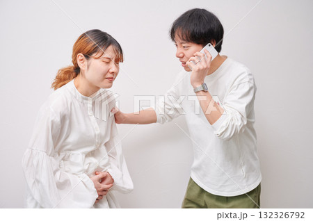焦る妊婦 電話 マタニティ 出産 焦る妊婦 電話 マタニティ 出産 132326792