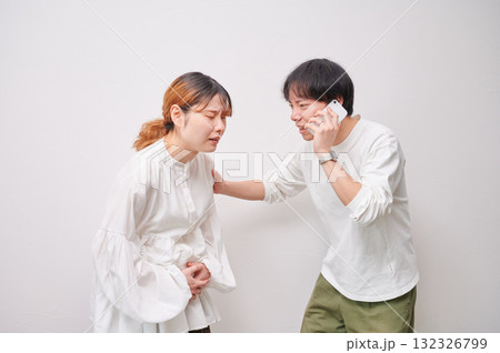 焦る妊婦 電話 マタニティ 出産 焦る妊婦 電話 マタニティ 出産 132326799