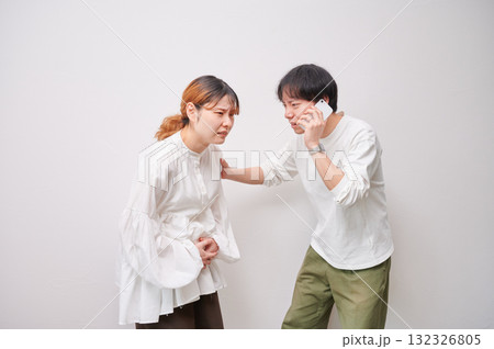 焦る妊婦 電話 マタニティ 出産 焦る妊婦 電話 マタニティ 出産 132326805