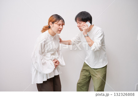 焦る妊婦　電話　マタニティ　出産 132326808