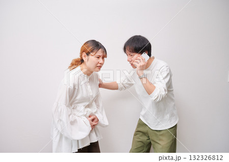 焦る妊婦 電話 マタニティ 出産 焦る妊婦 電話 マタニティ 出産 132326812