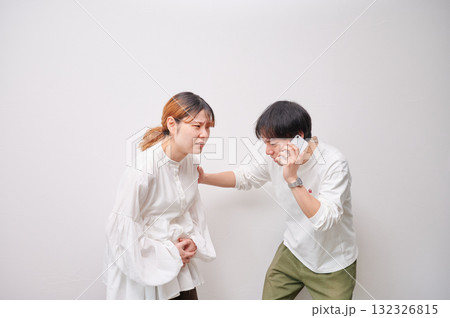 焦る妊婦　電話　マタニティ　出産 132326815