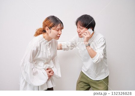 焦る妊婦 電話 マタニティ 出産 焦る妊婦 電話 マタニティ 出産 132326828