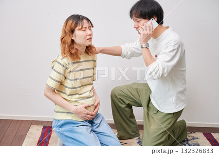 焦る妊婦　電話　マタニティ　出産 132326833
