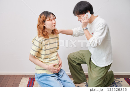 焦る妊婦　電話　マタニティ　出産 132326836