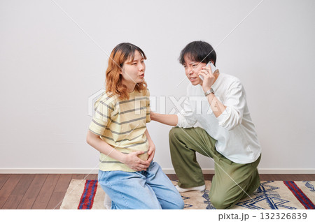 焦る妊婦　電話　マタニティ　出産 132326839
