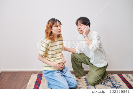 焦る妊婦 電話 マタニティ 出産 焦る妊婦 電話 マタニティ 出産 132326841