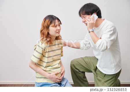 焦る妊婦　電話　マタニティ　出産 132326853