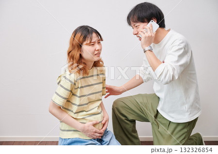 焦る妊婦　電話　マタニティ　出産 132326854