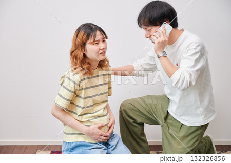 焦る妊婦　電話　マタニティ　出産 132326856