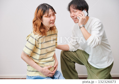 焦る妊婦　電話　マタニティ　出産 132326873