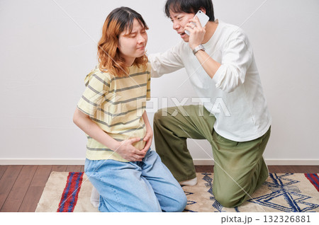 焦る妊婦　電話　マタニティ　出産 132326881
