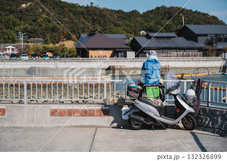 [宇野港]釣りを楽しむ人 132326899