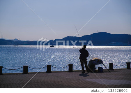 [宇野港]釣りを楽しむ人 132326902