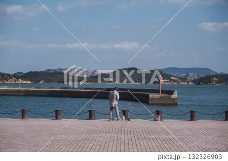 [宇野港]釣りを楽しむ人 132326903