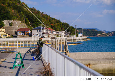 [宇野港]釣りを楽しむ人 132326908