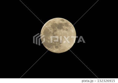 夜空に浮かぶ満月 132326915