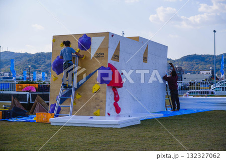 [宇野港]イベントの準備をする人 132327062