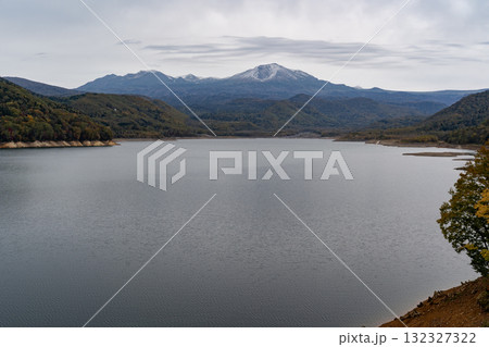 忠別湖と旭岳 忠別湖と旭岳 132327322