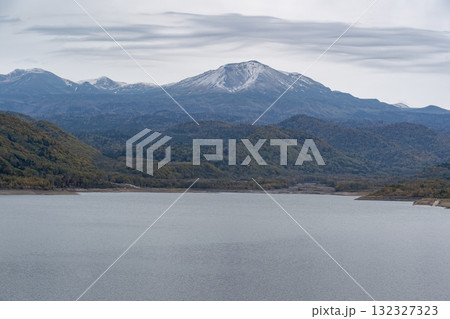 忠別湖と旭岳 忠別湖と旭岳 132327323