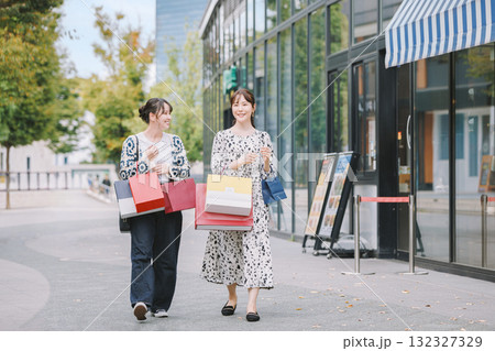 ショッピングをする若い女性 132327329