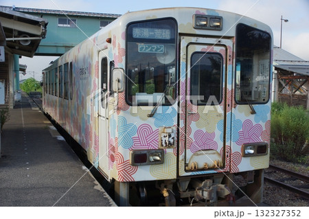 山形鉄道（フラワー長井線）の風景　赤湯駅（レールバス気動車） 132327352