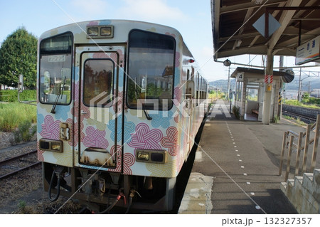 山形鉄道(フラワー長井線)の風景 赤湯駅(レールバス気動車) 山形鉄道(フラワー長井線)の風景 赤湯駅(レールバス気動車) 132327357