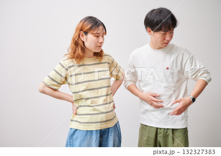 向き合う夫婦 妊婦 マタニティ 向き合う夫婦 妊婦 マタニティ 132327383