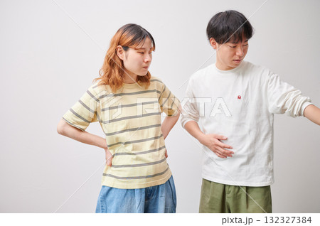 向き合う夫婦 妊婦 マタニティ 向き合う夫婦 妊婦 マタニティ 132327384