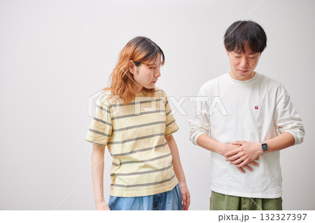向き合う夫婦 妊婦 マタニティ 向き合う夫婦 妊婦 マタニティ 132327397