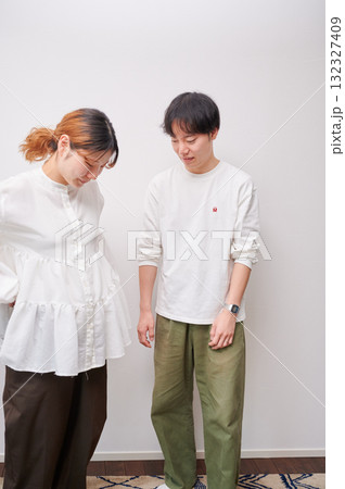 向き合う夫婦 妊婦 マタニティ 向き合う夫婦 妊婦 マタニティ 132327409