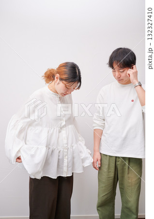 向き合う夫婦　妊婦　マタニティ 132327410