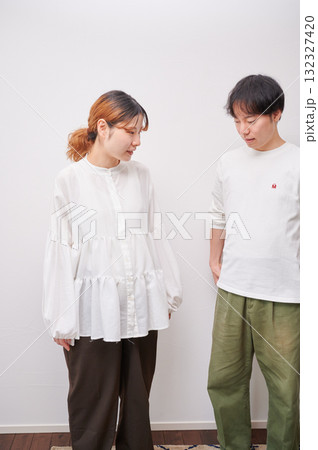 向き合う夫婦 妊婦 マタニティ 向き合う夫婦 妊婦 マタニティ 132327420
