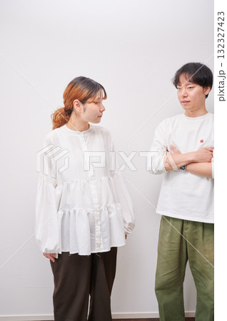 向き合う夫婦 妊婦 マタニティ 向き合う夫婦 妊婦 マタニティ 132327423