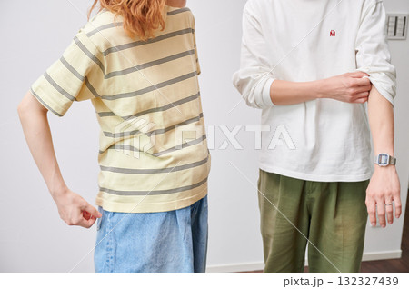 向き合う夫婦 妊婦 マタニティ 向き合う夫婦 妊婦 マタニティ 132327439