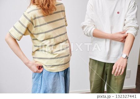 向き合う夫婦　妊婦　マタニティ 132327441