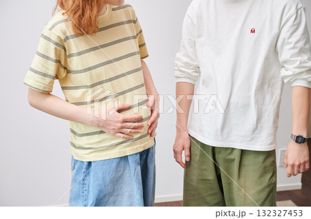 向き合う夫婦　妊婦　マタニティ 132327453