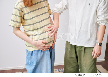 向き合う夫婦 妊婦 マタニティ 向き合う夫婦 妊婦 マタニティ 132327455