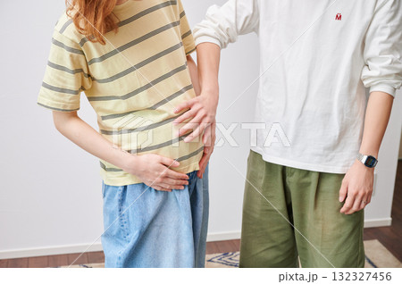 向き合う夫婦　妊婦　マタニティ 132327456