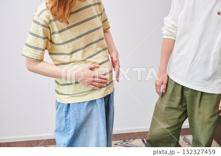 向き合う夫婦 妊婦 マタニティ 向き合う夫婦 妊婦 マタニティ 132327459